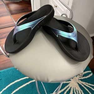 OOFOS  Luxe Women’s Sandal Atlantis size 8 excellent condition